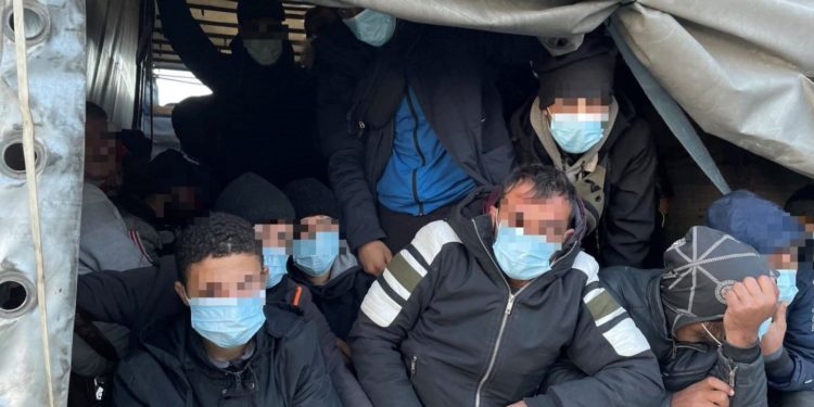 В Венгрии задержали гражданина Молдовы, который перевозил свыше 90 нелегалов