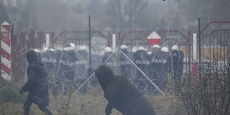 Польские силовики применили слезоточивый газ против мигрантов
