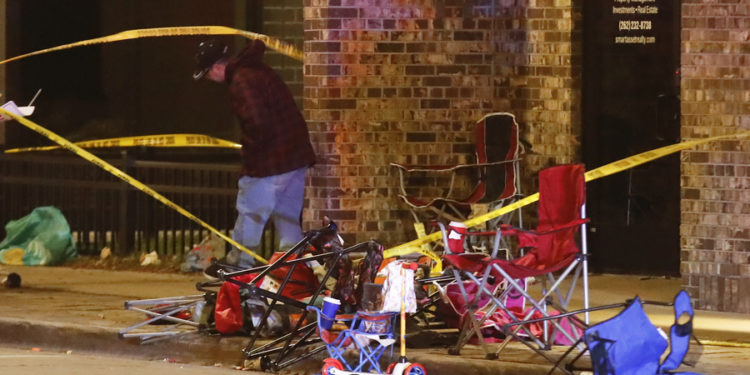 В США внедорожник въехал в праздничное шествие