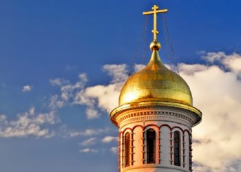 În curtea Ministerului Apărării se construiește o biserică din lemn