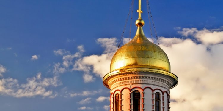 În curtea Ministerului Apărării se construiește o biserică din lemn