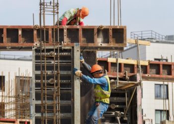 Власти Москвы задумали отказаться от мигрантов на стройках