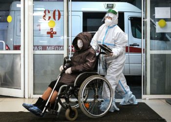 В Петербурге ввели обязательную вакцинацию от COVID-19 для пожилых