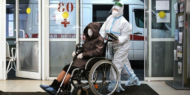 В Петербурге ввели обязательную вакцинацию от COVID-19 для пожилых