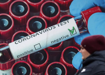 Не привившихся от COVID греков старше 60 лет будут штрафовать на 100 евро в месяц