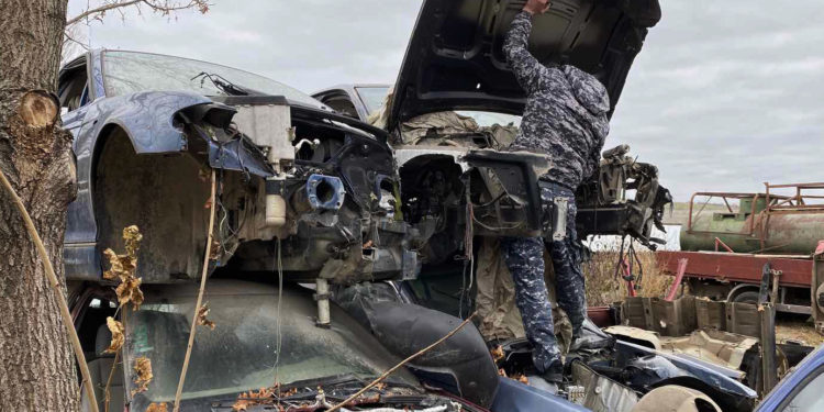 Controale la un parc de dezmembrări auto din sudul țării: ofițerii vamali au ridicat alte 19 autoturisme cu numere străine