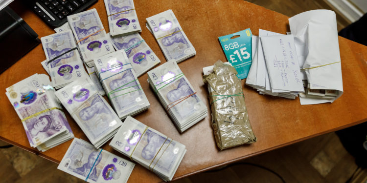 Peste 84 000 lire sterline nedeclarate, depistate asupra unui șofer de autocar la postul vamal Leușeni  | VIDEO