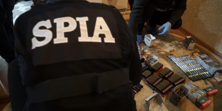 Ar fi însușit ilegal patru arme de foc. Percheziții acasă la patru polițiști de la IP Florești | VIDEO