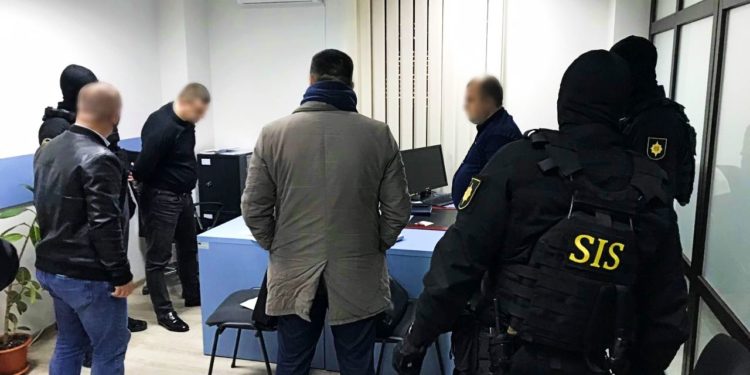 Funcționari BMA – reținuți în momentul în care urmau să primească 8000 lei de la o mamă a patru copii, pe care o șantajau cu extrădarea în Ucraina | VIDEO