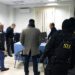 Funcționari BMA – reținuți în momentul în care urmau să primească 8000 lei de la o mamă a patru copii, pe care o șantajau cu extrădarea în Ucraina | VIDEO