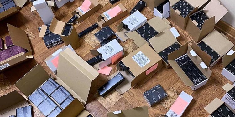 Trafic ilicit de Arbidol, bijuterii Swarovski, anvelope, dar și alte mărfuri, prevenit de angajații Serviciului Vamal | FOTO