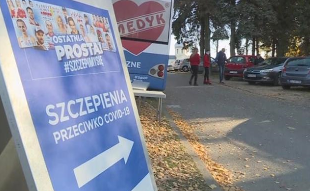 В Польше на кладбищах открылись мобильные пункты COVID-вакцинации