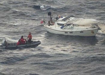 У берегов Франции авианосец протаранил яхту