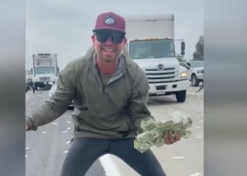 В США дорогу засыпало долларами