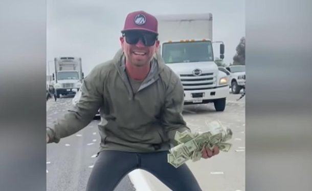 В США дорогу засыпало долларами