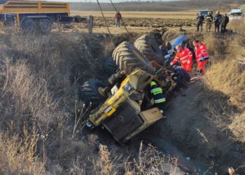 Un tractor s-a răsturnat într-un șanț, în raionul Leova: Un bărbat a decedat, iar altul a ajuns la spital | VIDEO