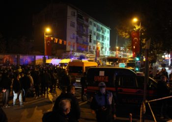 В Турции рухнуло двухэтажное здание, спасены 14 человек