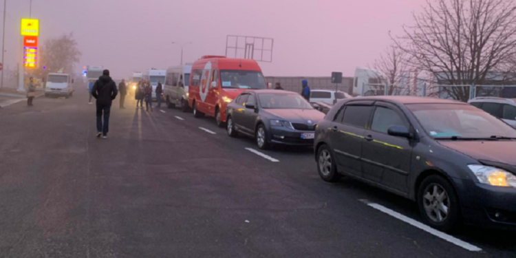 Situație excepțională, la Vama Leușeni! Șoferii care stau în rând de la ora 5 sunt rugați să meargă la alte vămi