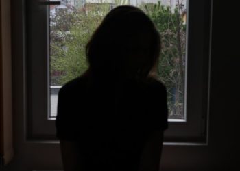 Ar fi obligat o minoră și un adolescent să se prostitueze. Două tinere, reținute | VIDEO