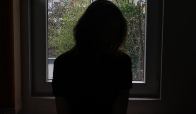 Ar fi obligat o minoră și un adolescent să se prostitueze. Două tinere, reținute | VIDEO