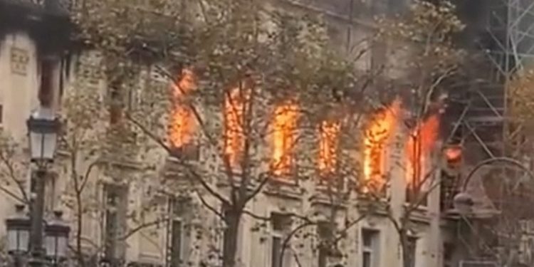 Крупный пожар вспыхнул в историческом центре Парижа