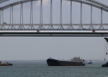 Порядка 200 судов ждут прохода через Керченский пролив, где бушует шторм