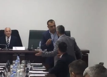 «Închide gura și du-te de aici»: Aleșii din Adunarea Populară a Găgăuziei nu au putut împărți un loc la masă și s-au luat la harță | VIDEO