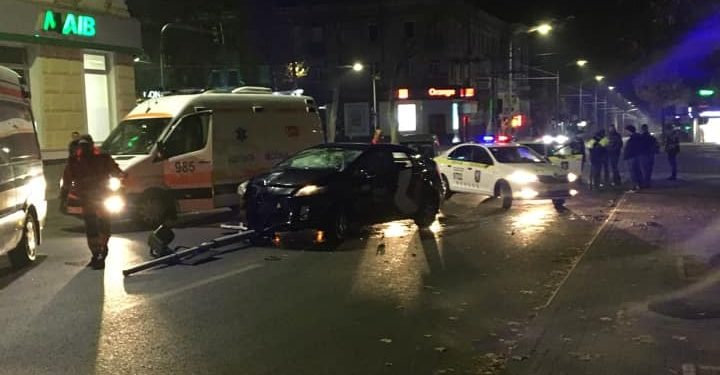 A supraviețuit ca prin minune după ce a fost lovită de taxi! Imagini șocante cu accidentul de pe bulevardul Ștefan cel Mare | VIDEO