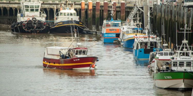 Scandalul licențelor de pescuit post-Brexit: Pescarii francezi anunță că blochează trei porturi și Eurotunelul