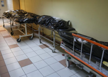 Situație critică, în România, provocată de COVID-19. Morgile sunt arhipline, iar rudele stau ore în șir la coadă pentru a-și ridica morții | VIDEO