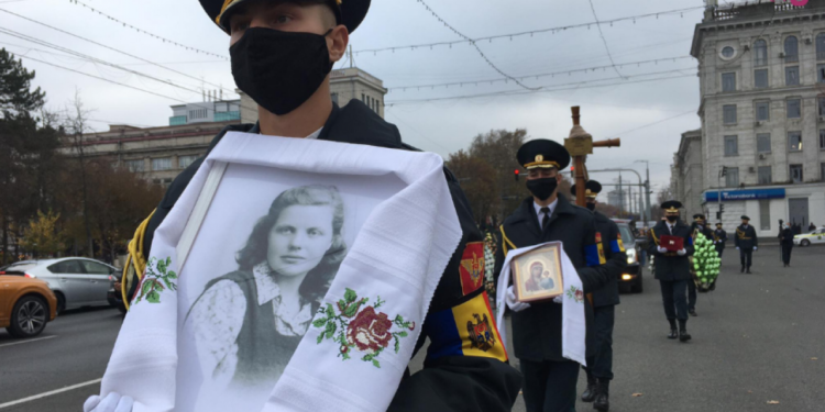 „Титан в мире молдавской живописи”: Друзья, коллеги, официальные лица и почитатели простились с выдающейся художницей Валентиной Русу-Чобану | VIDEO