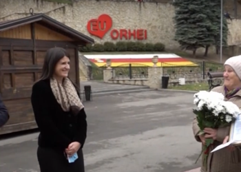 Momentele frumoase în Orhei: Finala Cupei raionului la fotbal s-a încheiat cu o frumoasă cerere în căsătorie, iar 20 de familii care au ajuns la nunta de aur au fost felicitate de autorități | VIDEO