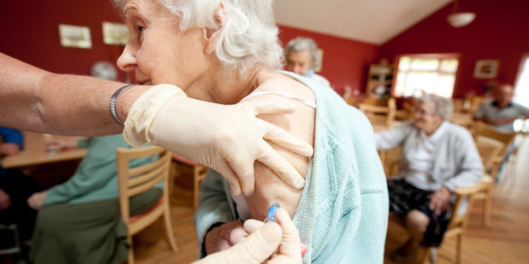 Franţa: Doza booster de vaccin, obligatorie pentru persoanele de peste 65 de ani pentru prelungirea certificatului verde | VIDEO