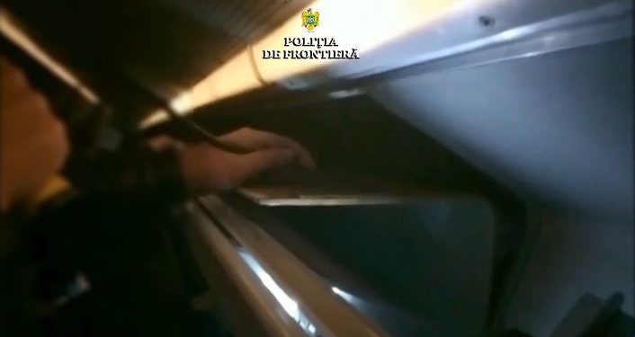 Autocar de pe ruta Chișină-Iași, ticsit cu țigări de contrabandă