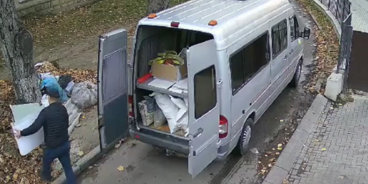 A golit un microbuz de gunoi în plină stradă, având o platformă pentru deșeuri alături: Momentul, surprins de o cameră de supraveghere