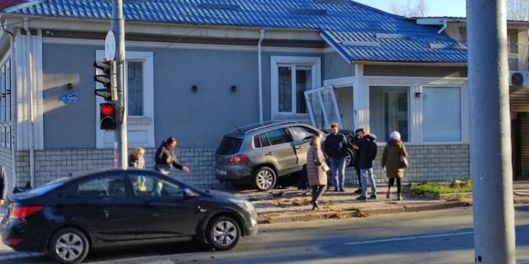 A „urcat” scările cu tot cu mașină: „Oaspetele” neinvitat a ajuns pe prag, după ce a fost lovit de o altă mașină