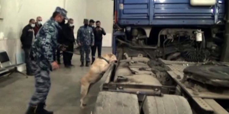 Un șofer din Iran, prins cu peste jumătate de tonă de heroină în camion, în Azerbaidjan: Se îndrepta spre Moldova | FOTO