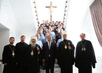 Crucifixul instalat de Năstase la MAI va fi scos: Replica Mitropoliei