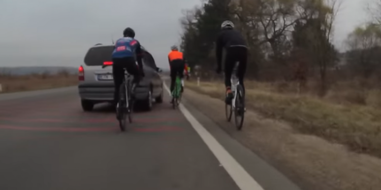 Scandal pe traseu. Un grup de cicliști acuză un automobilist că le-ar fi tăiat calea și „a încercat în repetate rânduri să-i calce” | VIDEO