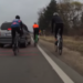 Scandal pe traseu. Un grup de cicliști acuză un automobilist că le-ar fi tăiat calea și „a încercat în repetate rânduri să-i calce” | VIDEO