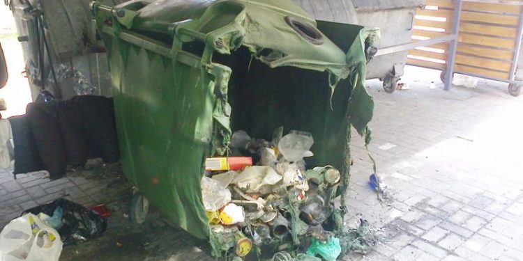 Peste 20 de containere pentru gunoi, vandalizate în Chișinău, de persoane necunoscute. Prejudiciul se ridică la circa 74.000 lei | FOTO