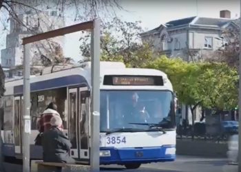 Ramă din metal, în loc de stație de așteptare. Chișinăuienii sunt nemulțumiți de construcția inutilă, instalată în locul opririi | VIDEO