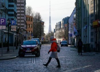 В Латвии работодателям разрешили увольнять невакцинированных сотрудников