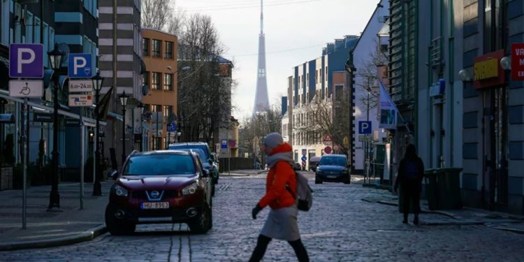 В Латвии работодателям разрешили увольнять невакцинированных сотрудников