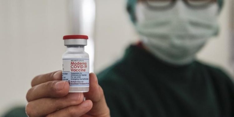 Autoritățile sanitare franceze recomandă ca persoanele sub 30 de ani să NU fie vaccinate cu serul anti-Covid Moderna