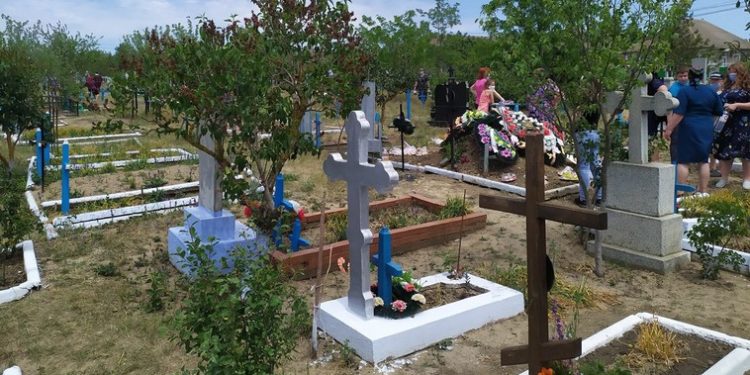 Morminte „minate”, la Telenești. Un bărbat a găsit zeci de obuze într-un cimitir