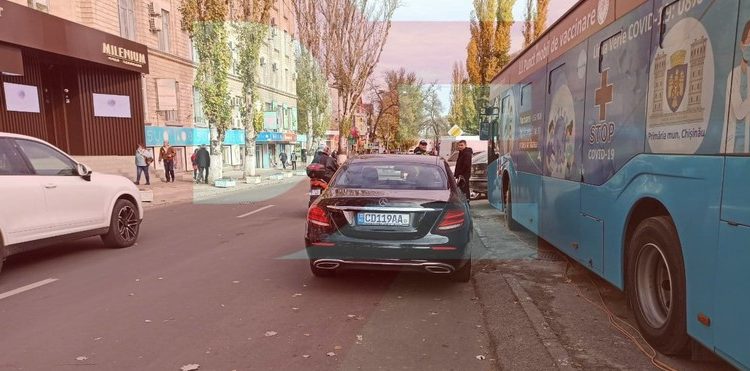 Un polițist ar fi fost accidentat de o mașină a Ambasadei Ungariei, la Piața Centrală | FOTO