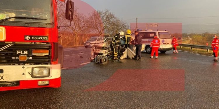 Accident în lanț cu implicarea unui taximetru, la Ialoveni. Ambulanța și un echipaj de descarcerare la fața locului
