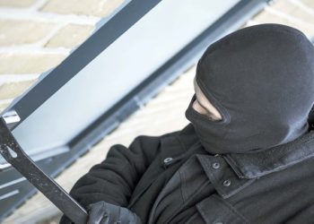 Furt ca în filme, la Leova. Bărbați mascați au sustras zeci de mii de lei dintr-un magazin