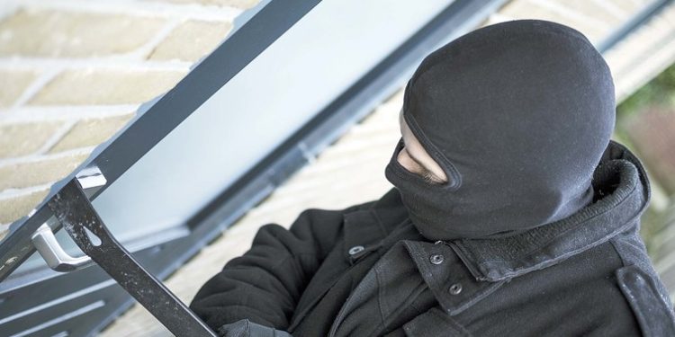 Furt ca în filme, la Leova. Bărbați mascați au sustras zeci de mii de lei dintr-un magazin